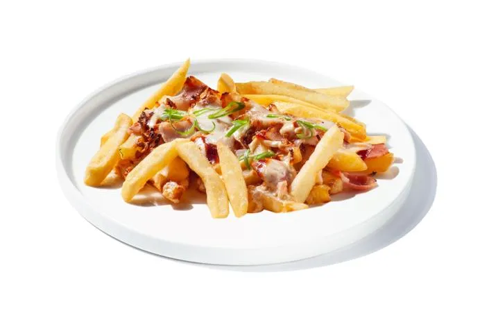 Картофель фри с беконом запеченный